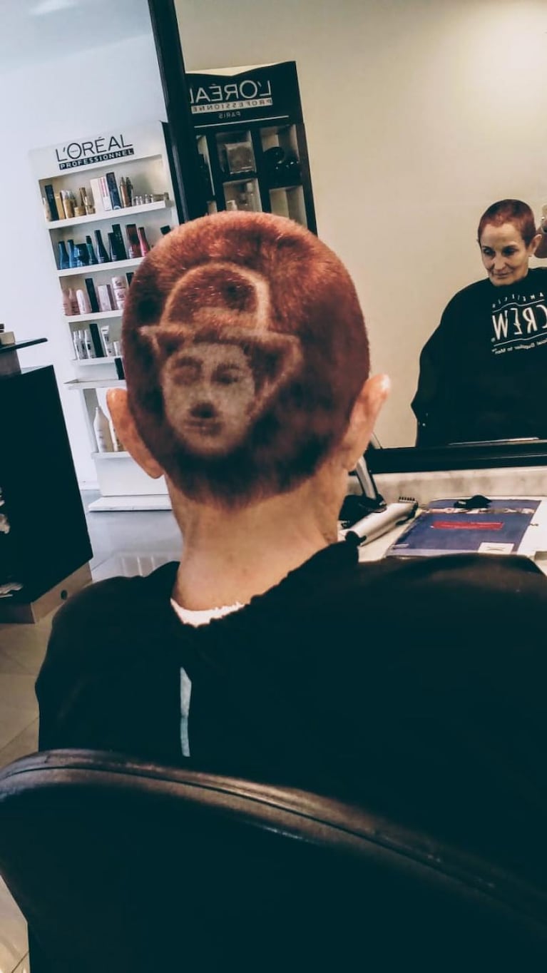 El original corte de pelo de una abuela cordobesa con el dibujo de la Copa del Mundo