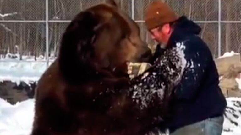 El oso junto a Jim Kowalczik abrazados.