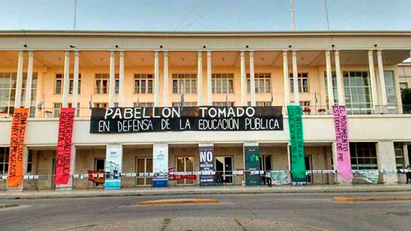 El Pabellón Argentina, tomado hasta nuevo aviso.