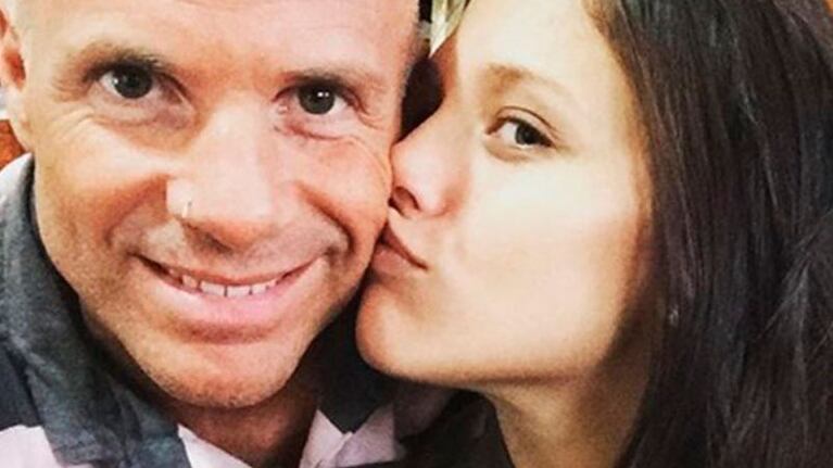 El padre de Barbie Vélez acompaña a su hija en este difícil momento.