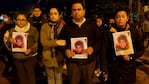 El padre de la víctima entre los vecinos del barrio. Foto: Néstor Ghino/ElDoce.