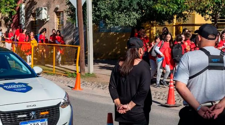 El padre de un menor recibió la primera intimación por más de $6 millones por una amenaza escolar.