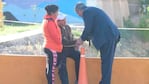 El padre del joven recibiendo el consuelo de una autoridad de San Juan.