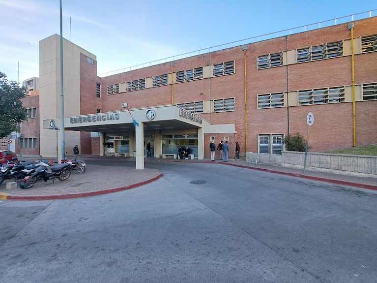 El padre del ladrón de 14 años baleado por un policía dijo que tiene “9 balazos” y está grave