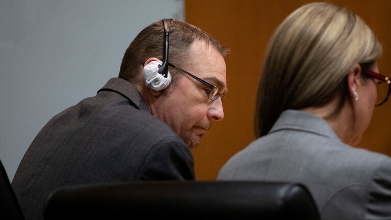 El padre del tirador durante el juicio en su contra.