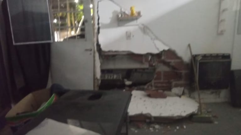 El padre embistió la casa con la camioneta y causó terribles daños.