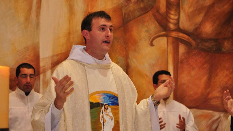 El padre Gabriel Ghione en la iglesia de San Francisco. 