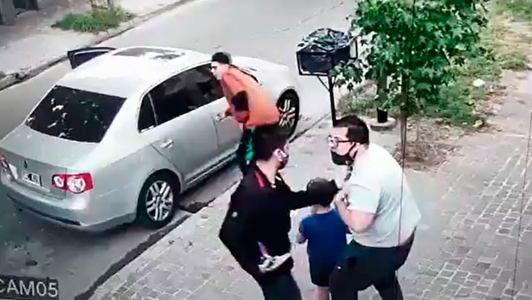 El padre intentó defender al hijo frente al ladrón armado.
