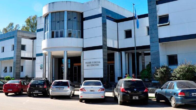 El padre introdujo al niño a un círculo de violencia.