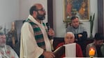 El padre Mariano Oberlin encabezó la ceremonia en barrio Müller. Foto: Francisco Arias / ElDoce.