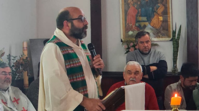 El padre Mariano Oberlin encabezó la ceremonia en barrio Müller. Foto: Francisco Arias / ElDoce.