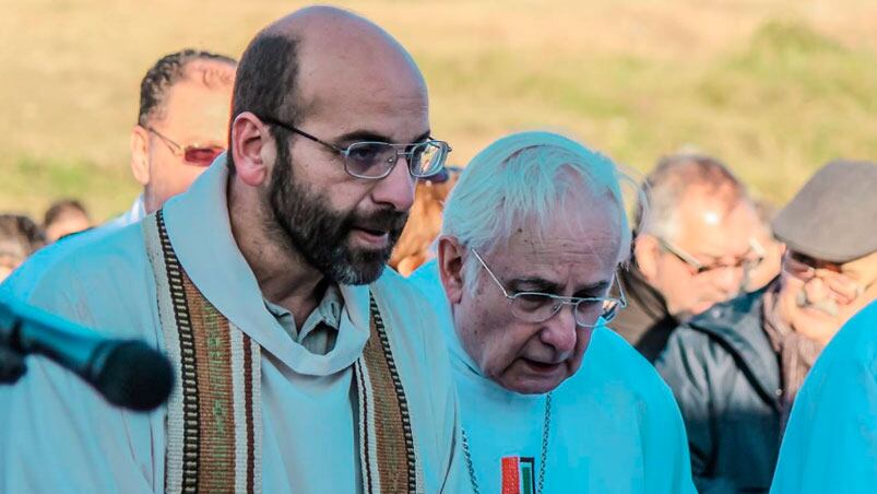 El padre Oberlin y Monseñor Ñáñez, en una misa contra el avance de la droga.