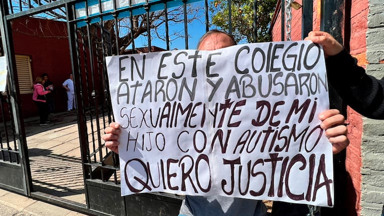 El padre reclamó encadenándose en la escuela. Foto: Andy Ferreyra / El Doce.