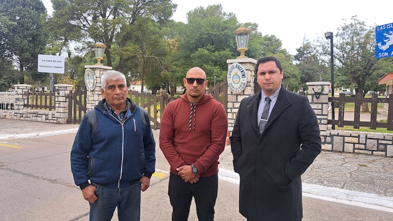 El padre y el hermano del sargento junto al abogado.