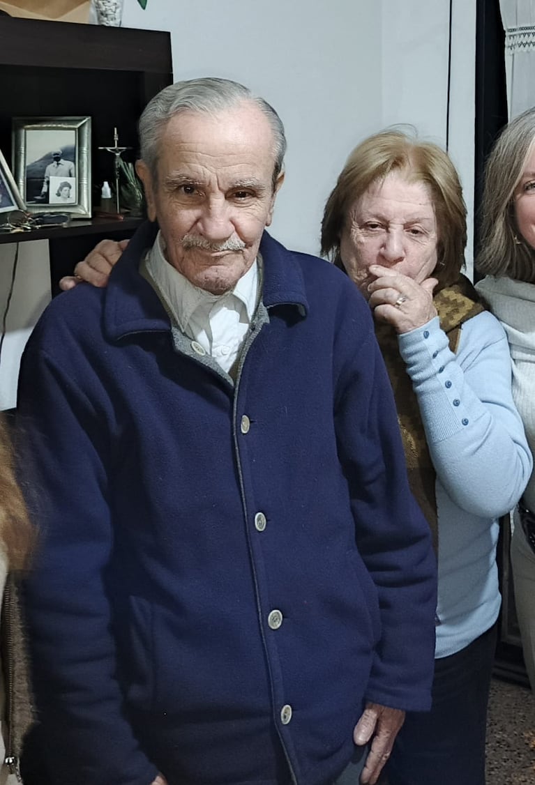 El padre y la madre de Florencia. La mujer se extravió este miércoles en la zona de Capitalinas en Córdoba. Siempre solían andar juntos.