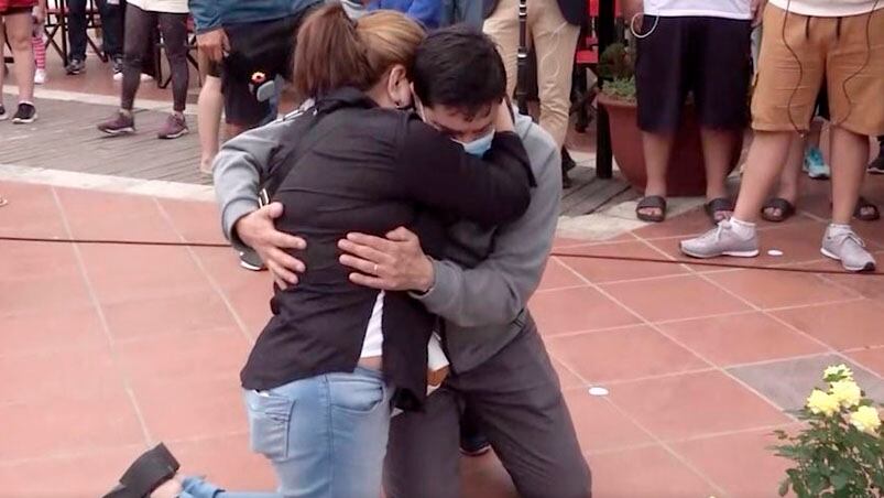 El padre y la madre del joven asesinado visitaron la puerta de Le Bric.