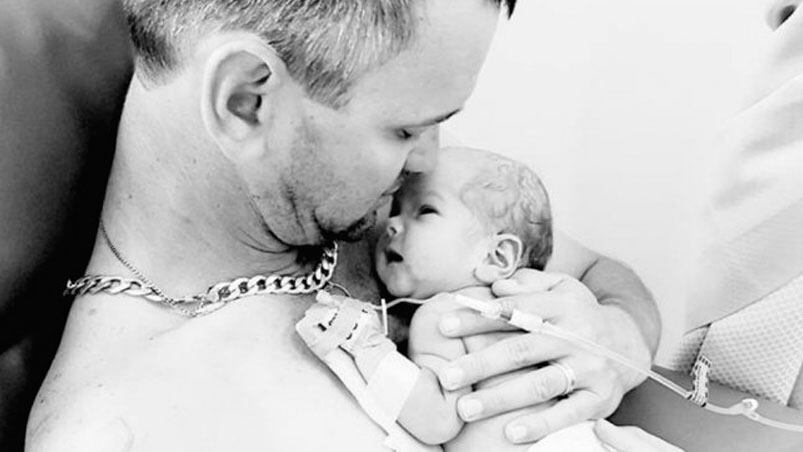 El padre y su  beba recién nacida. 