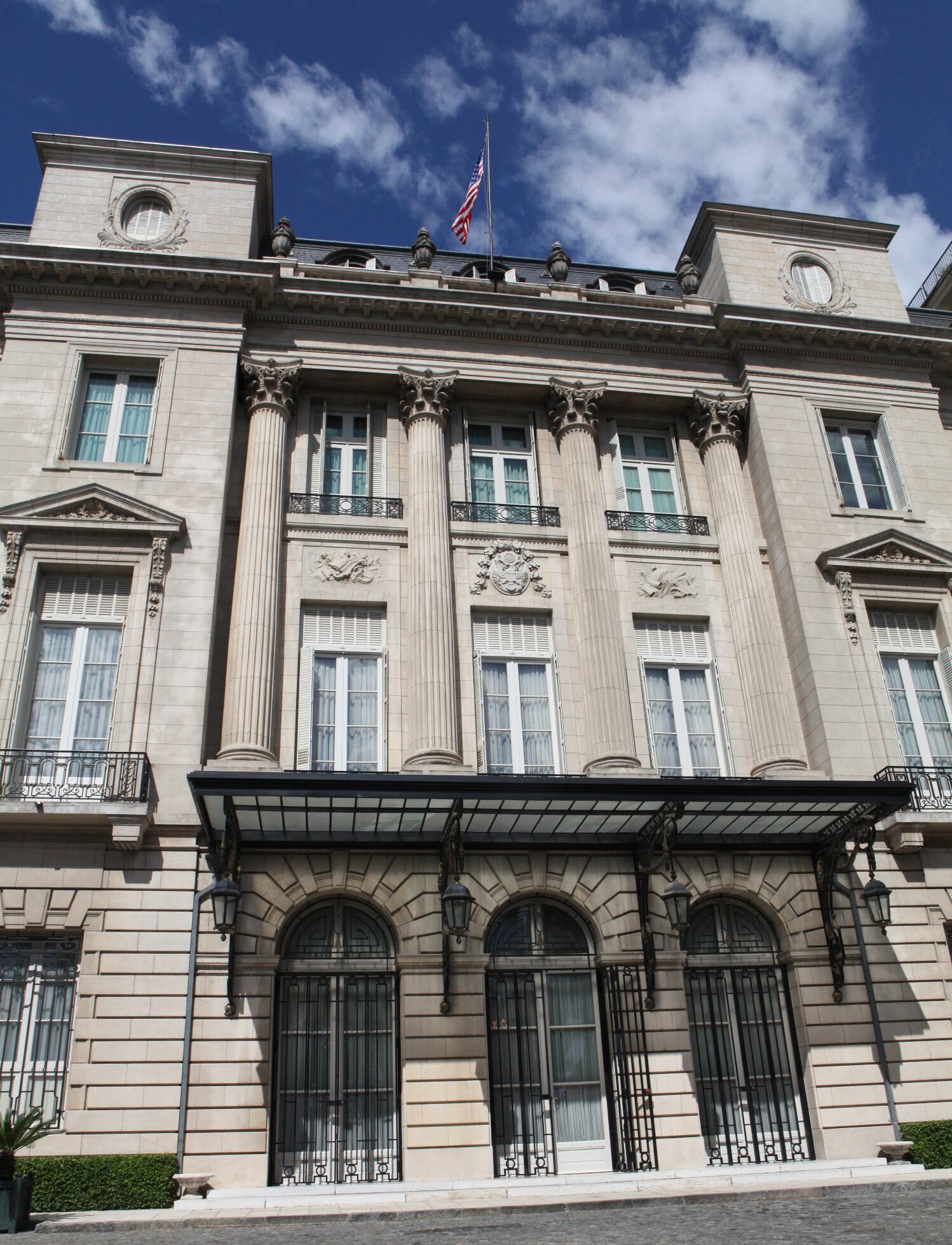El Palacio está emplazado en la intersección de Avenida del Libertador y John Fitzgerald Kennedy. 