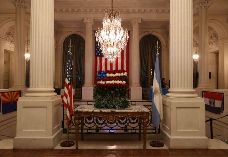 El Palacio está emplazado en la intersección de Avenida del Libertador y John Fitzgerald Kennedy. 