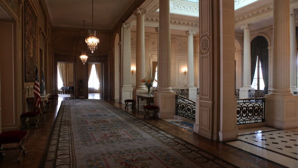 El Palacio está emplazado en la intersección de Avenida del Libertador y John Fitzgerald Kennedy. 