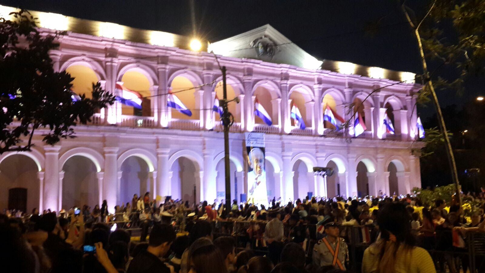 El Palacio Municipal de Asunción, iluminado por Francisco. 