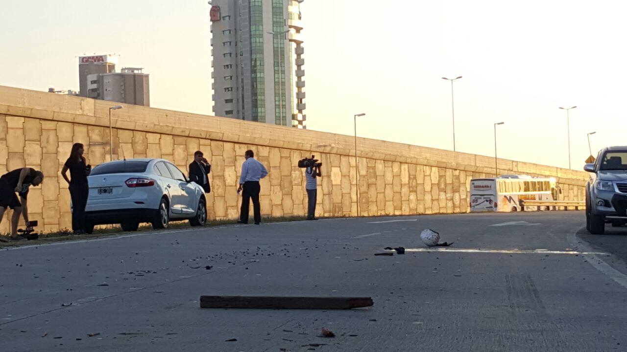 El palo con el que la mataron y su casco, desparramado en pedazos. Foto: Sebastián Pfaffen.