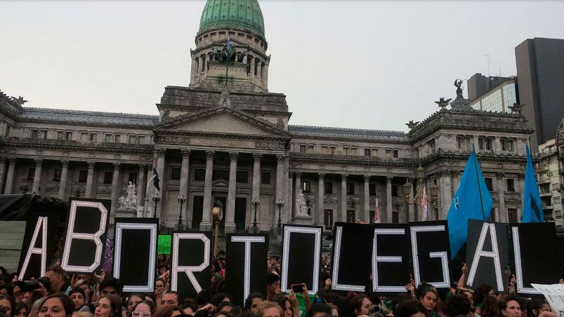 El pañuelazo en el Congreso tuvo efecto y Cambiemos reaccionó al reclamo. 