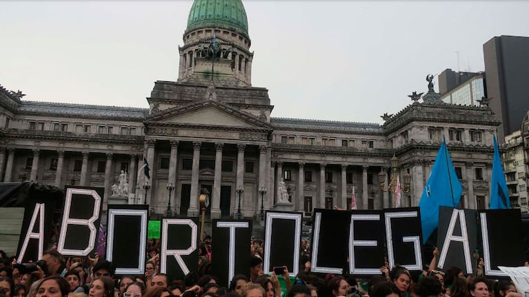 El pañuelazo en el Congreso tuvo efecto y Cambiemos reaccionó al reclamo.