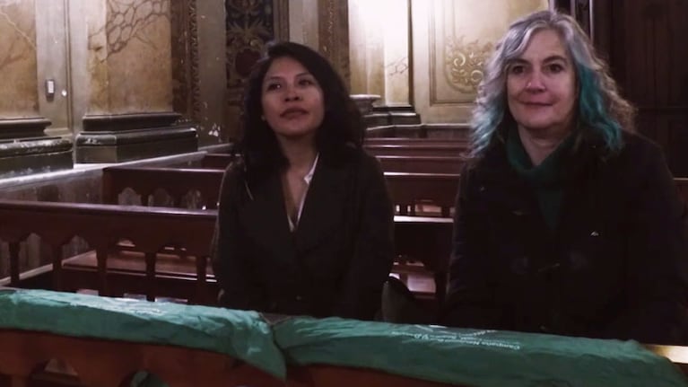 El pañuelo verde y la cruz, dos símbolos que ellas intentan acercar.