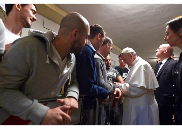 El Papa almorzó con presos, durmió en una celda y usó un baño químico