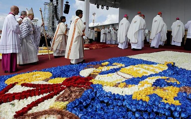 El Papa, ante un millón de fieles en su segunda misa en Quito