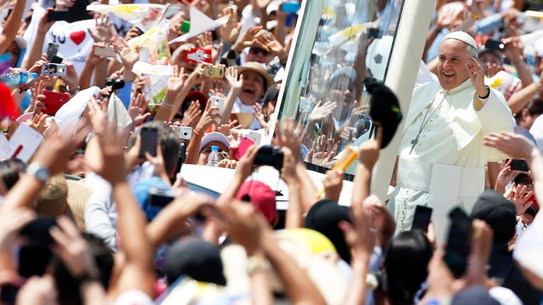 El Papa ante una multitud en Ecuador.