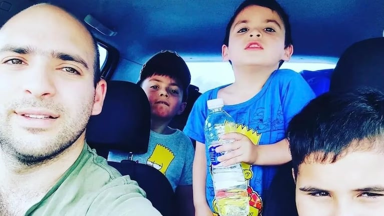El papá con sus tres hijos en el auto.