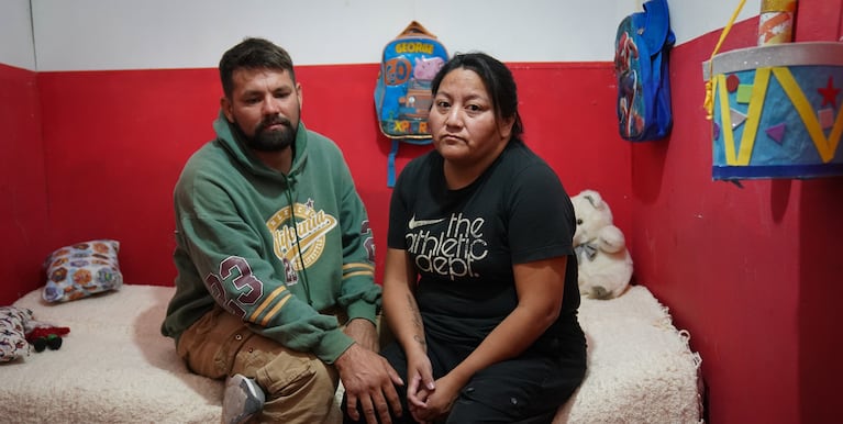 El papá de Ángel López junto a su pareja.