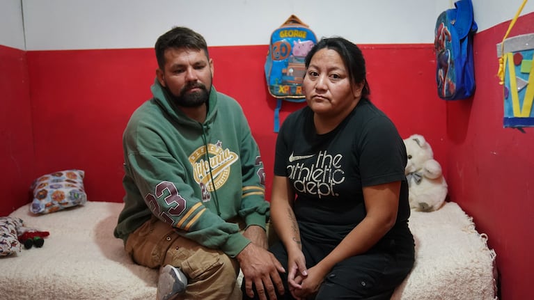 El papá de Ángel López junto a su pareja.