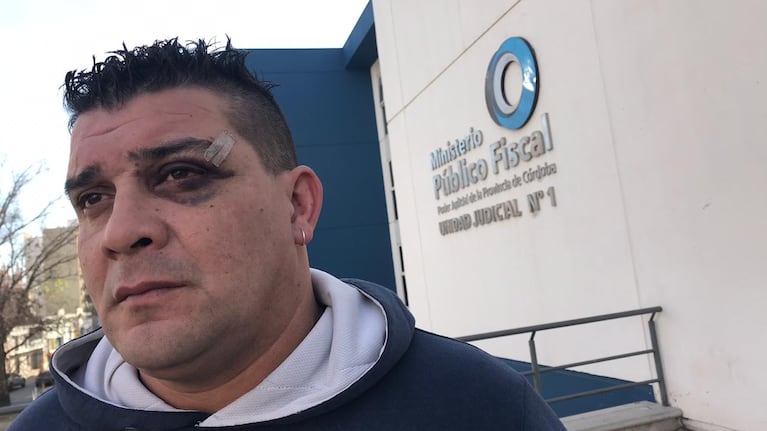 El papá de la novia denuncia que lo golpearon con su nieta en brazos.
