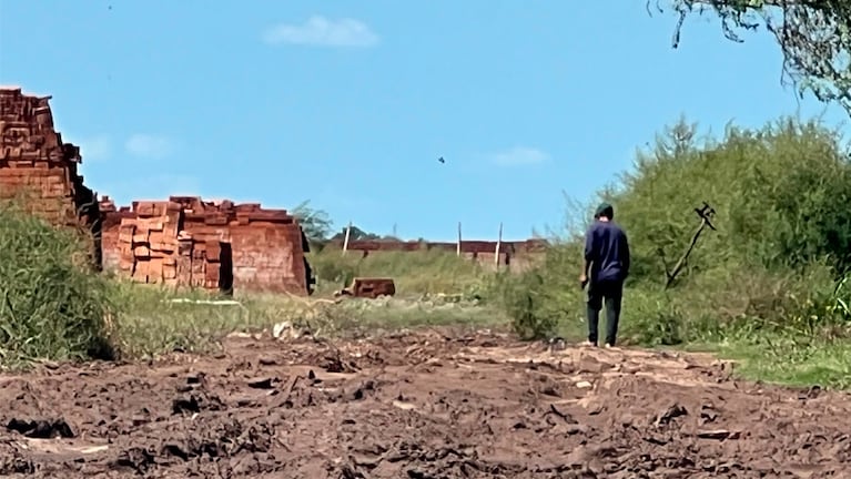 El papá de Lian en el cortadero de ladrillos donde desapareció el niño.