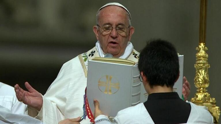 El Papa encabezó la Vigilia Pascual y bautizó a 12 adultos