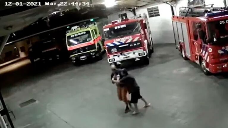 El papá entró corriendo desesperado con su bebé en brazos y se encontraron con un héroe en el cuartel de bomberos.