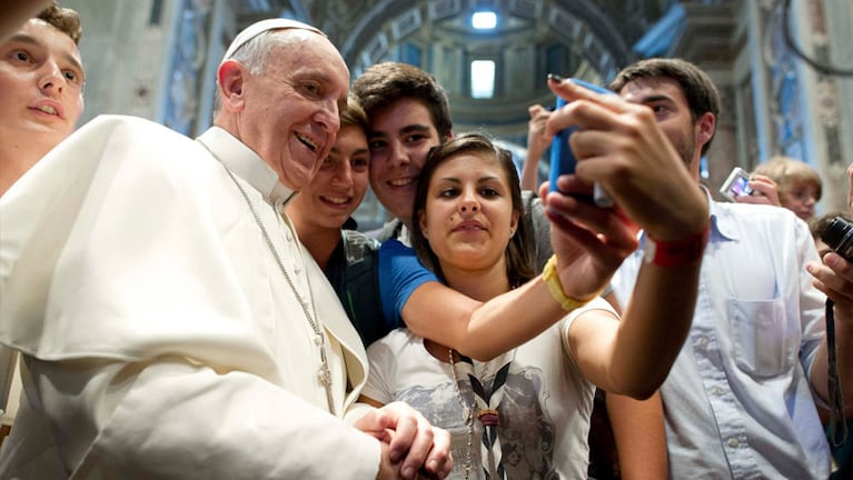 ¿El Papa estará mirando sus propios "emojis"?