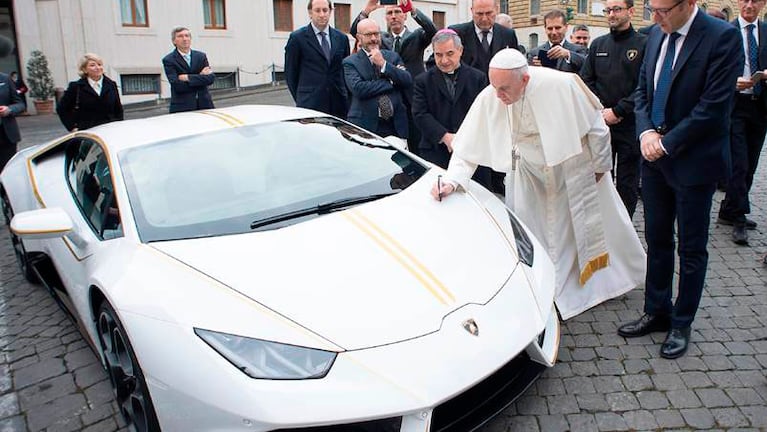 El Papa firmando el capó del Lamborghini. 