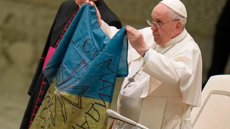 El papa Francisco besó una bandera ucraniana de Bucha.