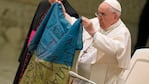 El papa Francisco besó una bandera ucraniana de Bucha.