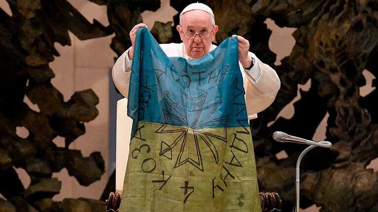 El papa Francisco besó una bandera ucraniana y condenó la masacre de Bucha