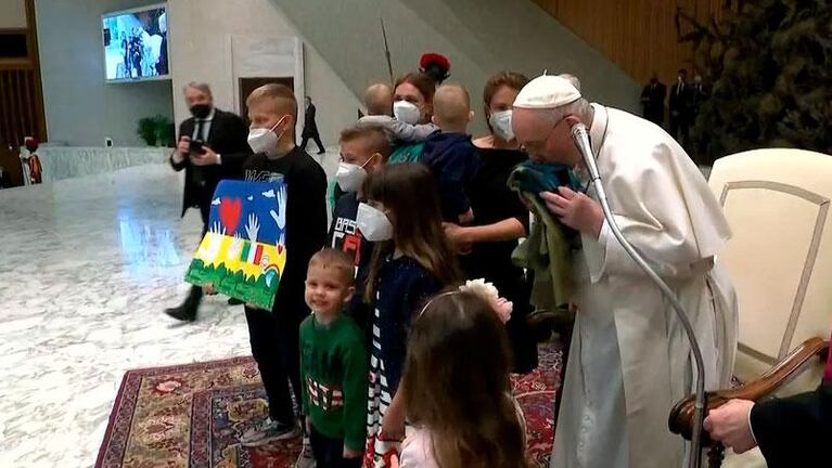 El papa Francisco besó una bandera ucraniana y condenó la masacre de Bucha