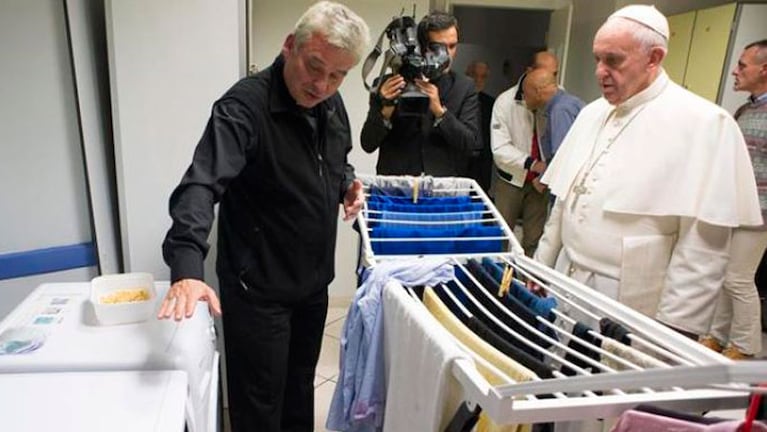 El Papa Francisco en la lavandería del refugio para personas en situación de calle.