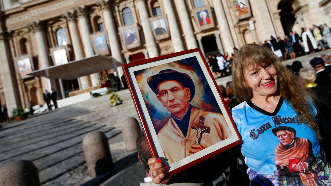 El Papa Francisco encabezó al ceremonia donde declaró santo al Cura Brochero.