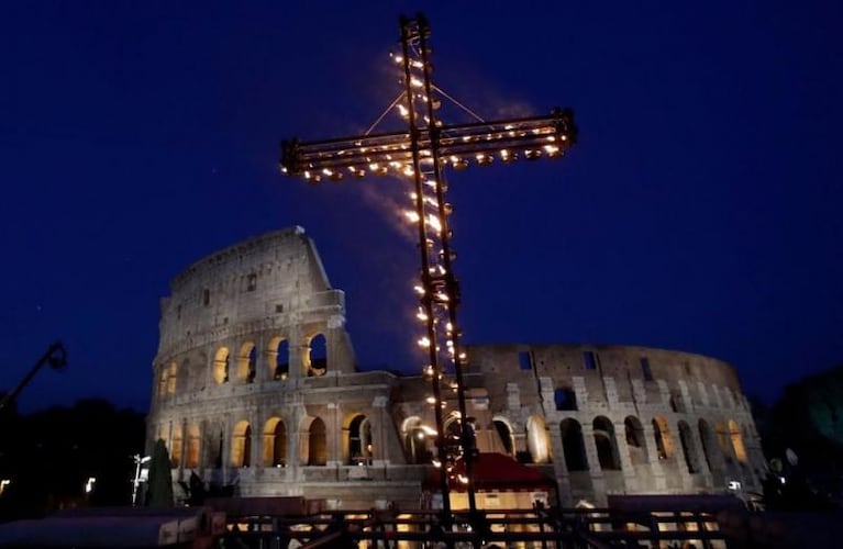 El Papa Francisco encabezó el Vía Crucis en el Coliseo