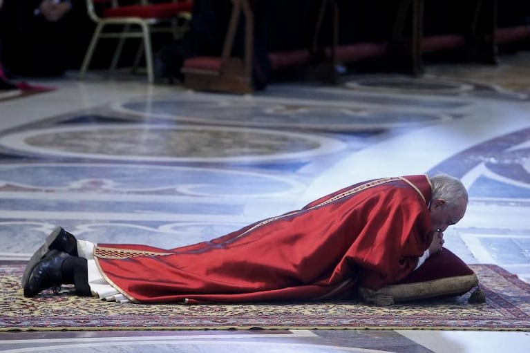 El Papa Francisco encabezó el Vía Crucis en el Coliseo