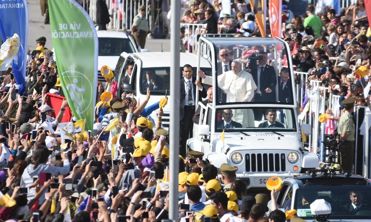 El Papa Francisco encabezó una multitudinaria misa en Santiago. Foto: Lucio Casalla / ElDoce.tv.